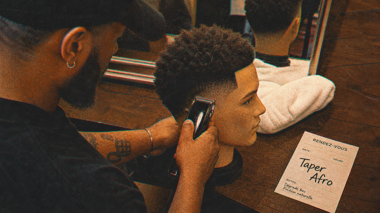 Taper afro : coiffeur et dégradé aux tempes et nuque