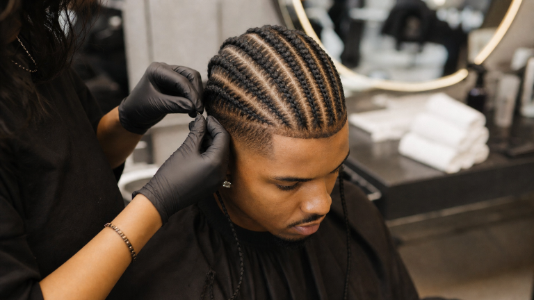Tresse africaine homme en salon de coiffure, cornrows avec fade discret