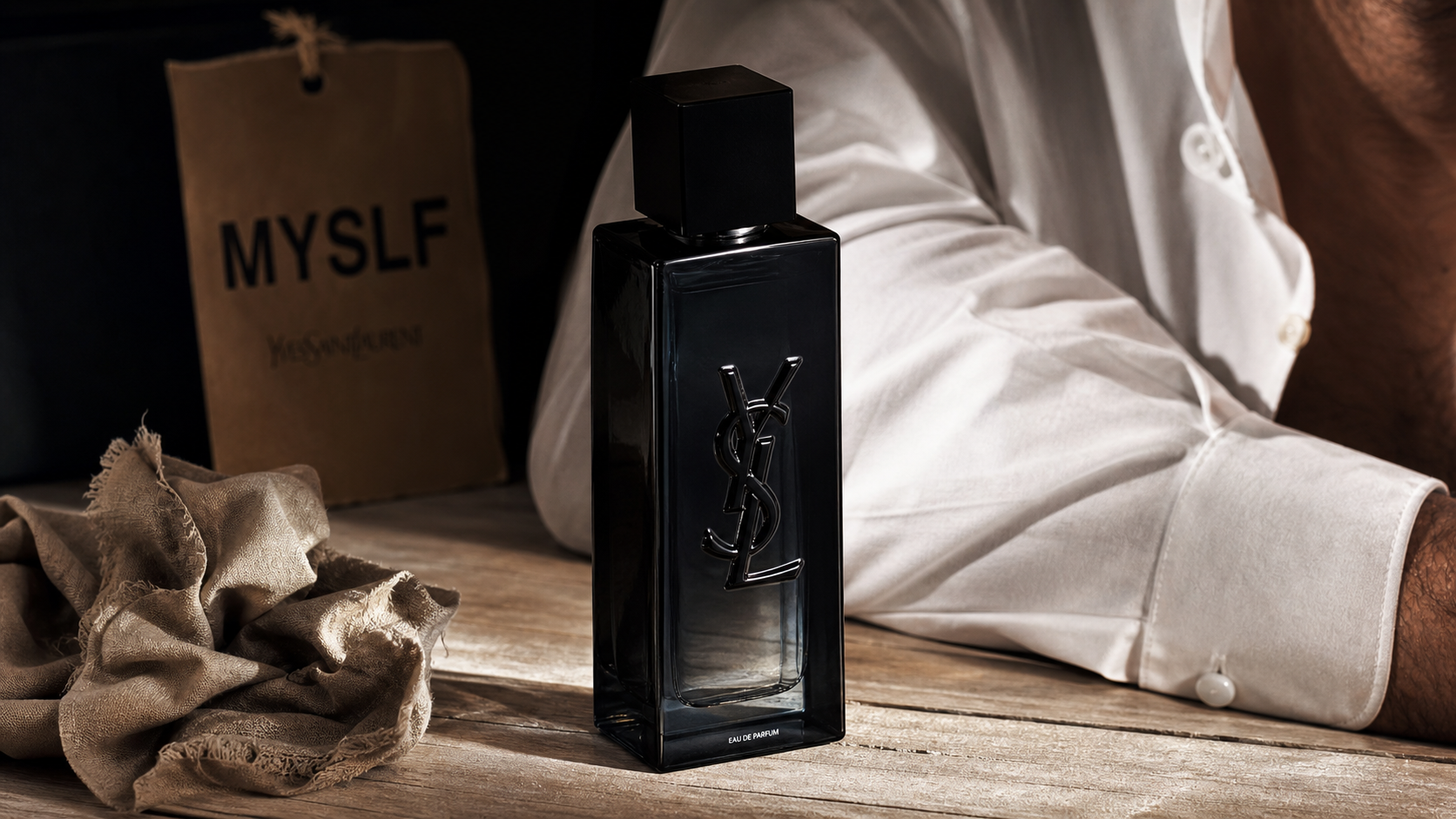 Flacon myself yves saint laurent MYSLF posé sur table bois clair, ambiance premium