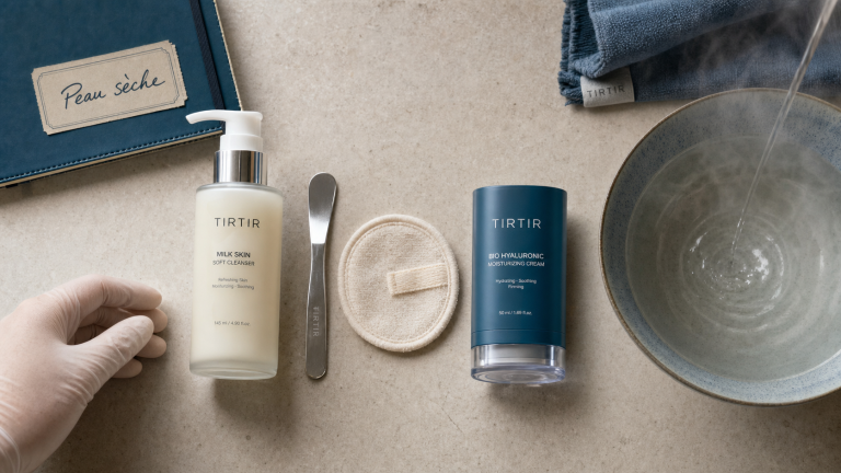 Nettoyant visage peau seche hydratant sans parfum, texture crème et coton