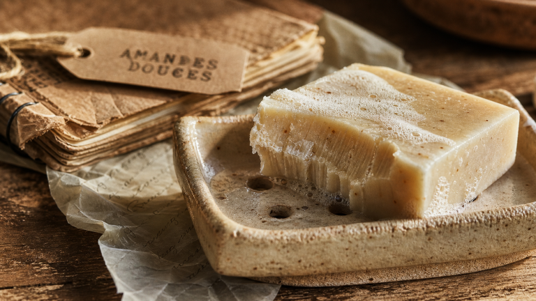 Pourquoi on ne trouve plus de savon donge : savon amande douce sur porte-savon en céramique