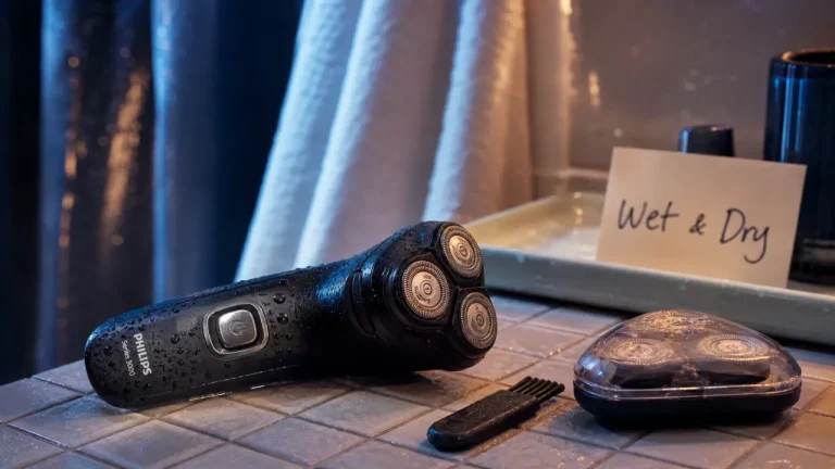 Rasoir Philips Série 3000 avis, rasoir noir humide Wet & Dry dans salle de bain