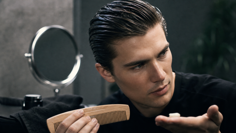 slicking back : gel et peigne fin, cheveux plaqués sans effet gras