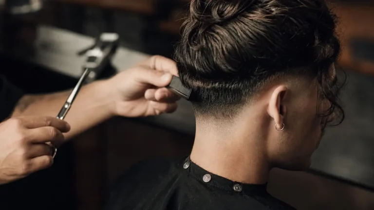 Taper cheveux longs : contour nuque