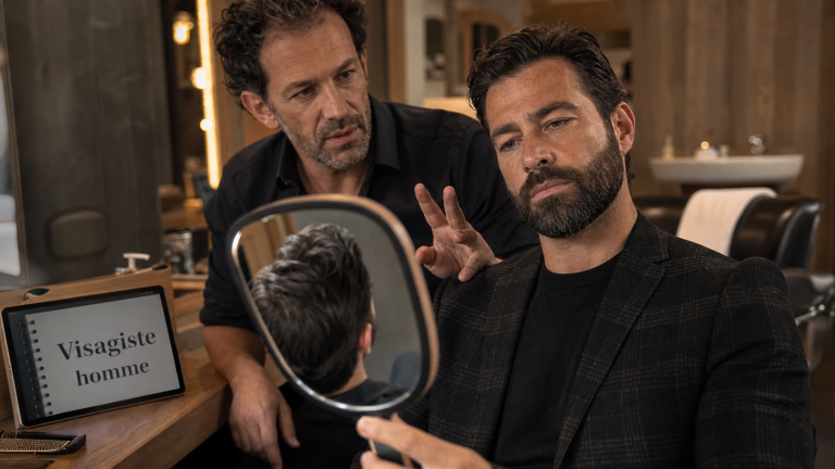 Visagiste homme en salon : coupe et barbe selon la morphologie